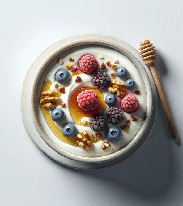 Yaourt grec au miel, noix concassées et fruits rouges