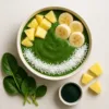 Smoothie bowl énergisant aux épinards, ananas et spiruline