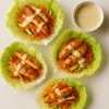 Wraps de laitue au poulet mariné, légumes râpés et vinaigrette légère